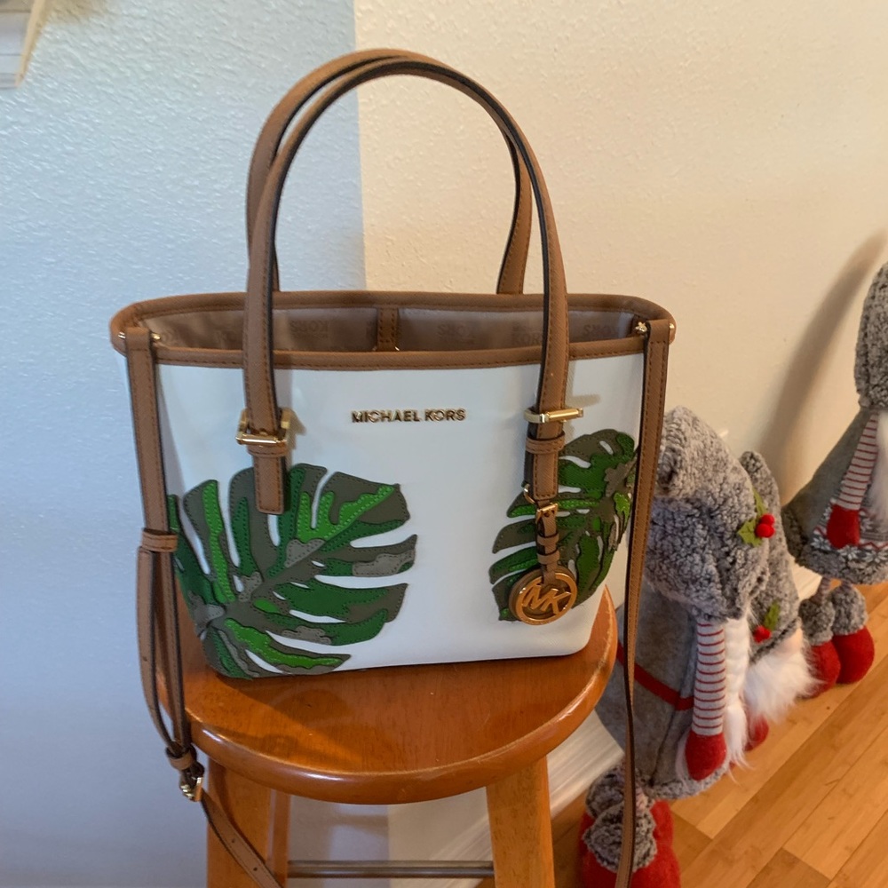 Michael Kors tote bag with green accent. Excellent condition.